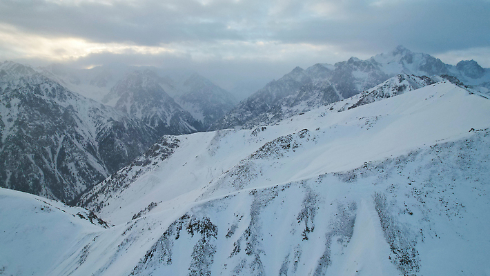 포토 JPG 해외이미지 구름 계절 여행 백그라운드 겨울 자연 하늘 아침 산 안테나 파노라마 풍경 사람없음 야외 빛 뷰티 계곡 새벽 카펫 추위 안개 흰색 분위기 숲 신비 언덕 마법 스카이라인 내추럴 항공촬영 드론 뿌연 순간 절정 카자흐스탄 눈내림 알마티 해외202310 해외포토 주간 자연요소 아시아 뷰포인트 컬러 컨셉 통신 날씨 눈_날씨 촬영기법 생태계 파일형식