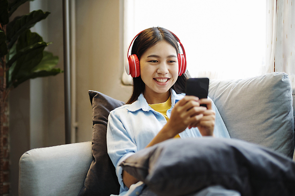 포토 JPG 해외이미지 학생 라이프스타일 교육 음악 거실 인터넷 창문 베개 휴식 한명 미소 앉기 내부 스마트폰 핸드폰 학습 스터디 소파 헤드폰 소리 듣기 흐름 관찰 메시지 연결 무선전화기 읽기 검색 만족 청각 온라인 동영상 고립 소셜 순간 혼자 안락 해외202310 해외포토 1 감정 음향기기 컨셉 의자 침구 모션 문화예술 표정 사람 생활 전자제품 스마트기기 전화기 파일형식