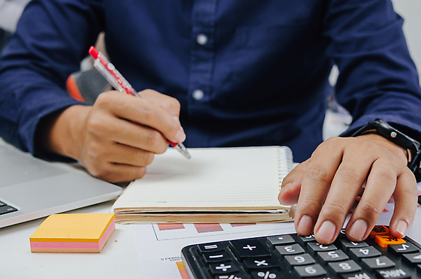 포토 JPG 해외이미지 남자 비즈니스 한명 상반신 성인 사람없음 앞모습 펜 공책 계산기 잡기 업무 비즈니스맨 문서 성인남자한명만 해외202310 해외포토 1 뷰포인트 모션 문구용품 사람 필기구 장비 작업 직장인 남자한명만 성인남자만 파일형식