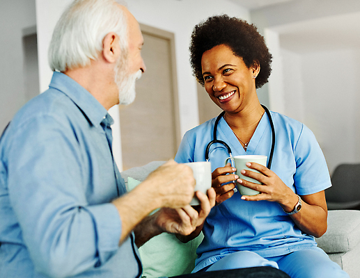 포토 JPG 해외이미지 백인 여자 노년 행복 커피 음료 유니폼 주택 실내 건강 병원 대화 두명 컵 약 건강관리 검은색 환자 간호사 의사 마시기 도움 은퇴 간호 서비스 방문 간병인 돌봄 옛날 지원 헬프 해외202310 해외포토 서양인 직업 식기 옷 감정 컬러 컨셉 의학 모션 관리 말하기 사람 성인 내부 건물 의료진 파일형식