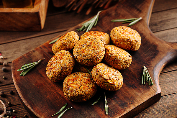 포토 JPG 해외이미지 전통 접시 음식 부분 요리 사람없음 옆모습 가로 식당 식사 저녁식사 튀김 메뉴 유대인 동쪽 점심식사 목판 병아리콩 채식주의자 해외202310 해외포토 식기 뷰포인트 콩 상점 방향 채식 파일형식