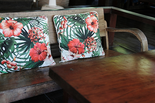 포토 JPG 해외이미지 라이프스타일 디자인 커피 가구 의자 베개 탁자 주택 사람없음 내부 목재 장식 상점 식당 카페 방 책상 리빙 해외202310 해외포토 나무 음료 생활용품 재료 침구 건물 생활 파일형식