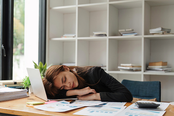 포토 JPG 해외이미지 백인 직업 여자 백그라운드 비즈니스 사업가 탁자 휴식 노동자 스트레스 직장 실내 피곤 한명 사람 앉기 성인 노트북 컴퓨터 사무실 뷰티 흰색 잠 업무 작업 비즈니스우먼 종업원 책상 경영자 업무과다 비서 문제 경영 해외202310 해외포토 서양인 1 컬러 가구 컨셉 회사 모션 내부 전자제품 직장인 리더 파일형식