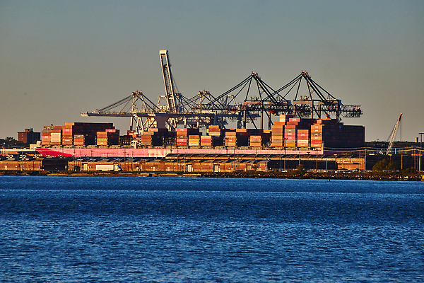 포토 JPG 해외이미지 산업 바다 건축양식 교통시설 하늘 항해 사람없음 건물 물 강 항구 일몰 화물 도시 보트 컨테이너 기중기 무역 뉴욕 함선 포트 스카이라인 맨해튼 로딩 해외202310 해외포토 자연요소 건축물 건축 교통 배_교통 노을 미국 운송업 중장비 시설 파일형식