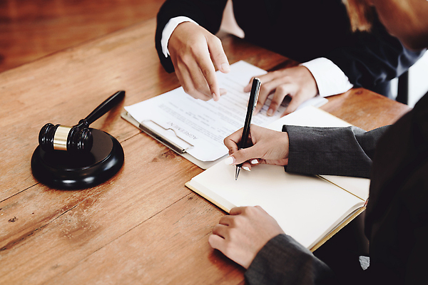 포토 JPG 해외이미지 손 남자 비즈니스 앉기 상반신 성인 두명 신체부위 사무실 법률가 책상 상담 문서 법 의사봉 변호사 성인남자만 해외202310 해외포토 직업 가구 모션 사람 남자만 성인만 파일형식