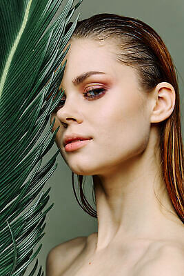 포토 JPG 해외이미지 모델 헤어스타일 응시 행복 얼굴 컬러 잎 귤 건강 한명 미소 사람 컬러풀 뷰티 노란색 유행 상점 화장품 립스틱 화려 파마 미용사 이발 속눈썹 피부 가발 스킨케어 샴푸 녹색배경 섬광 스타일 해외202310 해외포토 식물 직업 1 시선 감정 백그라운드 컨셉 과일 표정 신체부위 초록색 위생용품 눈썹 파일형식