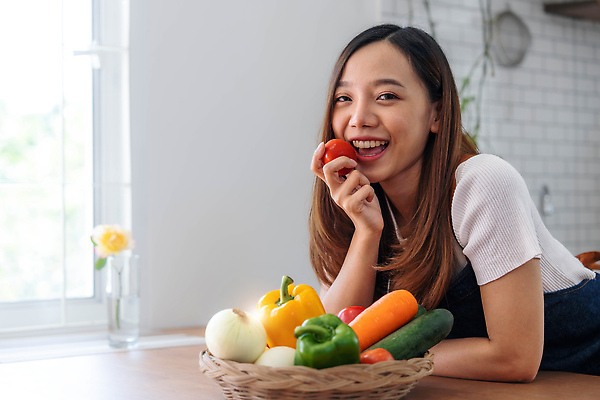 포토 JPG 해외이미지 백인 라이프스타일 여자 행복 음식 다이어트 채소 가족 탁자 주택 함께함 실내 건강 사랑 요리 한명 서기 미소 사람 성인 초록색 뷰티 주방 식사 저녁식사 샐러드 흰색 신선 아침식사 먹기 준비 유기농 내추럴 점심식사 영양분 채식주의자 비건 해외202310 해외포토 서양인 1 웰빙 감정 컬러 가구 컨셉 관계 모션 표정 내부 건물 생활 채식 파일형식