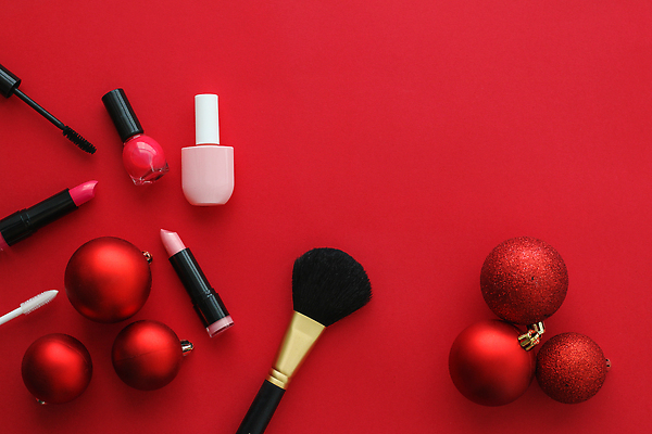 포토 JPG 해외이미지 사람없음 빨간색 하이앵글 화장품 오브젝트 매니큐어 메이크업브러쉬 오너먼트 카피스페이스 해외202310 해외포토 뷰포인트 컬러 크리스마스장식 뷰티 공백 붓 파일형식