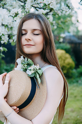 포토 JPG 해외이미지 나무 백인 1 라이프스타일 커플 공원 여자 꽃 행복 어린이 백그라운드 자연 휴식 건강 사랑 한명 사람 야외 초록색 여름 태양 뷰티 정원 맑음 화목 봄 활발 기쁨 벚꽃 흰색 개화 사과 명상 장면 해외202310 해외포토 자연요소 서양인 식물 계절 공공시설 감정 컬러 컨셉 과일 관계 날씨 생활 생태계 파일형식
