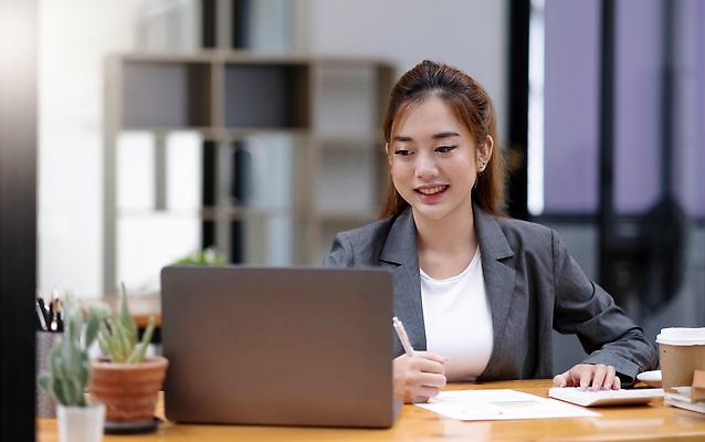 포토 JPG 해외이미지 직업 학생 여자 행복 비즈니스 사업가 청소년 성공 휴식 아이디어 한명 미소 사람 앉기 동양인 가로 노트북 스마트폰 학습 컴퓨터 사무실 독서 뷰티 상점 식당 카페 업무 비즈니스우먼 스마트 비서 온라인 블로거 프리랜서 혼자 스타일 해외202310 해외포토 1 교육 감정 컨셉 모션 표정 인종 전자제품 핸드폰 스마트기기 작업 직장인 파일형식