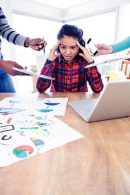 포토 JPG 해외이미지 손 여자 회사 비즈니스 스트레스 실내 피곤 한명 들기 앉기 상반신 20대 성인 앞모습 신체부위 노트북 스마트폰 태블릿 사무실 고통 업무 작업 비즈니스우먼 책상 동료 문서 바쁨 두통 업무과다 과부하 손짚기 성인여자한명만 해외202004 해외포토 1 감정 뷰포인트 가구 컨셉 관계 모션 사람 손짓 청년 내부 전자제품 핸드폰 스마트기기 직장인 질병 여자한명만 성인여자만 파일형식