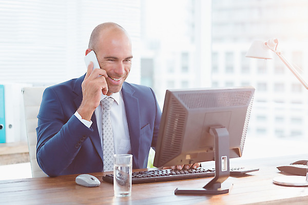 포토 JPG 해외이미지 백인 남자 행복 40대 중년 의자 직장 실내 한명 앉기 정장 스마트폰 사무실 비즈니스맨 무선전화기 전화기 스마트 책상 대머리 스타일 해외202004 해외포토 서양인 1 헤어스타일 옷 감정 가구 컨셉 회사 비즈니스 모션 사람 성인 내부 핸드폰 스마트기기 직장인 파일형식