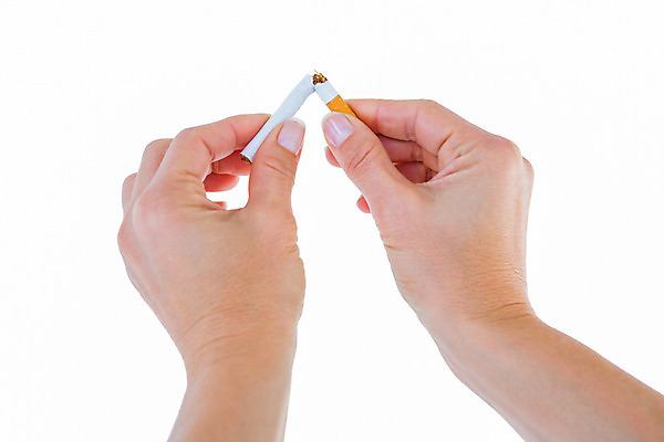 포토 JPG 해외이미지 백인 손 여자 담배 성인 신체부위 30대 잡기 자르기 흰배경 금연 담배꽁초 해외202004 해외포토 서양인 캠페인 백그라운드 모션 사람 장년 흰색 사회이슈 파일형식