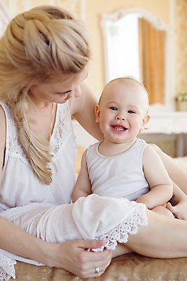포토 JPG 해외이미지 백인 응시 아들 가족 안기 엄마 함께함 실내 사랑 사람 상반신 성인 두명 앞모습 옆모습 육아 아기 잡기 돌봄 해외202004 해외포토 서양인 시선 감정 뷰포인트 컨셉 관계 모션 내부 파일형식