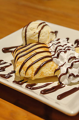 포토 JPG 해외이미지 접시 음식 과일 아이스크림 디저트 바나나 요리 사람없음 초콜릿 흰색 달콤 토핑 팬케이크 바닐라 크레이프 해외202004 해외포토 식기 컬러 케이크 맛 파일형식