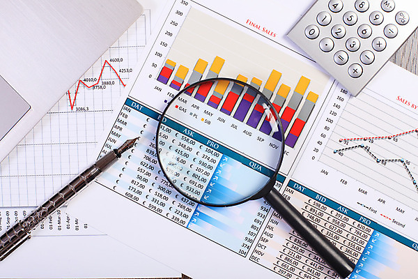 포토 JPG 해외이미지 종이 컨셉 회사 비즈니스 통계 탁자 그래프 직장 사람없음 사무실 펜 볼펜 자료 계산기 정보 키보드 업무 계획 오브젝트 보고서 문서 해외202004 해외포토 가구 문구용품 필기구 장비 작업 파일형식