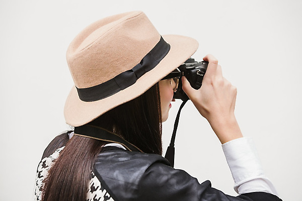 포토 JPG 해외이미지 백인 라이프스타일 여자 안경 한명 들기 상반신 20대 청년 성인 취미 야외 옆모습 사진촬영 성인여자한명만 해외202004 해외포토 서양인 1 잡화 뷰포인트 모션 사람 생활 촬영 여자한명만 성인여자만 파일형식