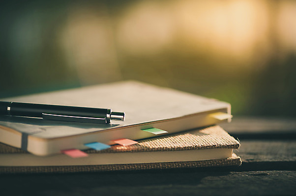 포토 JPG 해외이미지 라이프스타일 음료 백그라운드 탁자 휴식 사람없음 펜 다이어리 공책 해외202004 해외포토 가구 컨셉 문구용품 생활 필기구 사무용품 파일형식