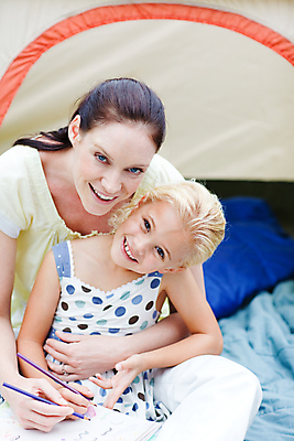 포토 JPG 해외이미지 백인 딸 행복 어린이 가족 자연 엄마 휴가 함께함 텐트 사랑 사람 성인 야외 두명 캠핑 장비 시골 숲 캠핑장 언니 해외202004 해외포토 서양인 감정 컨셉 관계 레저 캠핑도구 생태계 자매 파일형식