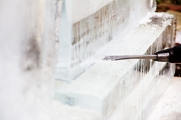 포토 JPG 해외이미지 조각 십자가 겨울 부분 날씨 창조 미술 사람없음 냉동 얼음 추위 공구 업무 투명 자르기 예술가 전기톱 조각가 톱질 해외202004 해외포토 자연요소 계절 모션 문화예술 도구 작업 톱 파일형식