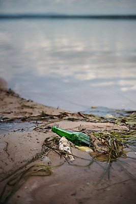 포토 JPG 해외이미지 산업 호수 바다 자연 유리 어류 사람없음 야외 초록색 물 강 환경 검은색 재활용 손상 오염 지저분함 쓰레기 폐기물 파편 위험 플라스틱 냄새 문제 한조각 흙더미 낭비 매립 생태학 위생관리 중고 폐수 해로움 해외202004 해외포토 자연요소 1 교육 컬러 컨셉 재질 관리 수중동물 흙 감각 환경오염 친환경 생태계 파일형식 더미