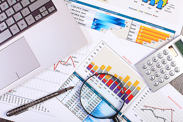 포토 JPG 해외이미지 종이 컨셉 회사 비즈니스 통계 탁자 그래프 직장 사람없음 사무실 펜 볼펜 자료 계산기 정보 키보드 업무 계획 오브젝트 보고서 문서 해외202004 해외포토 가구 문구용품 필기구 장비 작업 파일형식