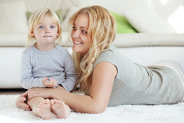 포토 JPG 해외이미지 전신 백인 라이프스타일 응시 딸 행복 어린이 엎드리기 거실 가족 놀이 모녀 엄마 실내 사랑 사람 앉기 상반신 성인 두명 앞모습 옆모습 소파 카펫 육아 돌봄 여자만 해외202004 해외포토 서양인 시선 감정 뷰포인트 의자 관계 모션 내부 생활 파일형식