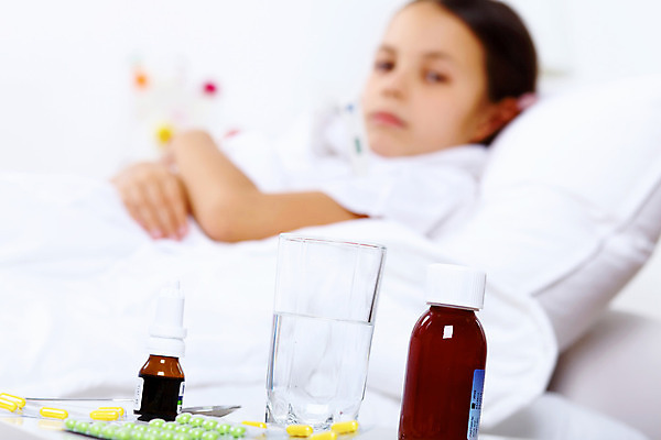 포토 JPG 해외이미지 백인 응시 여자 딸 어린이 엄마 휴식 실내 건강 한명 사람 상반신 눕기 약 침실 환자 열 약병 질병 소프트포커스 간호 물컵 돌봄 인플루엔자 의료성형뷰티 소녀한명만 해외202004 해외포토 서양인 1 시선 컨셉 의학 가족 모션 촬영기법 내부 컵 바이러스 병_담는 여자한명만 소녀만 파일형식