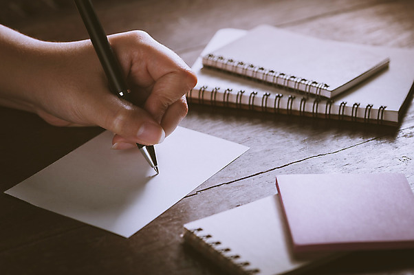 포토 JPG 해외이미지 손 여자 종이 백그라운드 탁자 아이디어 신체부위 펜 다이어리 공책 공백 작업 사인 페이지 해외202004 해외포토 가구 컨셉 문구용품 사람 필기구 사무용품 파일형식