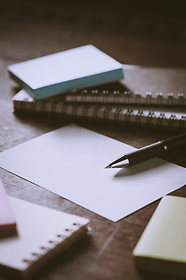 포토 JPG 해외이미지 여자 종이 백그라운드 탁자 아이디어 사람없음 펜 다이어리 공책 공백 작업 페이지 해외202004 해외포토 가구 컨셉 문구용품 사람 필기구 사무용품 파일형식