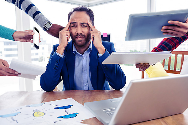 포토 JPG 해외이미지 손 남자 회사 스트레스 실내 피곤 한명 들기 앉기 상반신 20대 성인 앞모습 신체부위 노트북 스마트폰 태블릿 사무실 고통 슬픔 업무 작업 비즈니스맨 좌절 동료 문서 파일 바쁨 업무과다 과부하 의료성형뷰티 성인남자한명만 해외202004 해외포토 1 감정 뷰포인트 컨셉 비즈니스 관계 모션 사람 청년 내부 전자제품 핸드폰 스마트기기 직장인 남자한명만 성인남자만 파일형식