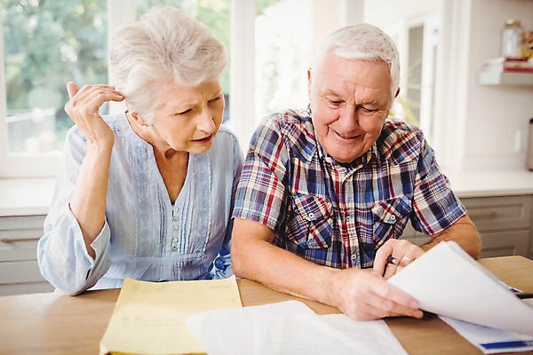 포토 JPG 해외이미지 백인 라이프스타일 커플 응시 여자 노년 남자 가정 가족 탁자 아파트 함께함 대화 앉기 두명 금융 주방 잡기 계산 고민 결제 70대 보여주기 회계 계산서 심각 해외202004 해외포토 서양인 시선 감정 가구 컨셉 관계 모션 주택 말하기 사람 성인 생활 경제 파일형식