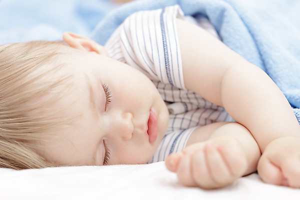 포토 JPG 해외이미지 백인 1 손 행복 얼굴 어린이 아침 휴식 새로움 건강 한명 사람 소년 파란색 빛 금발 평화 꿈 흰색 침대 아기 신생아 잠 달콤 작음 담요 피부 부드러움 거짓말 결백 돌봄 천진난만 해외202004 해외포토 주간 서양인 헤어스타일 남자 감정 컬러 가구 컨셉 모션 신체부위 감각 맛 크기 파일형식