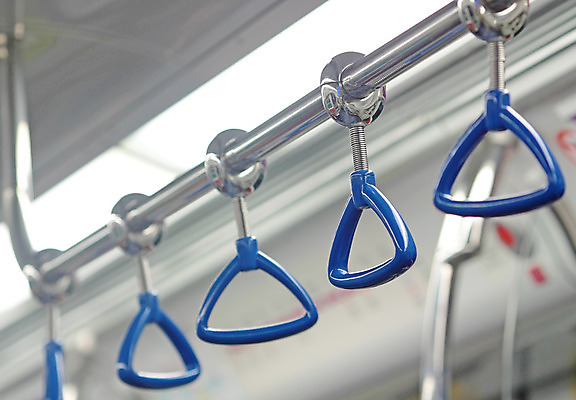 포토 JPG 해외이미지 손 남자 여행 컨셉 손가락 난간 교통시설 버스 주택 손잡이 서기 사람없음 내부 노란색 기차 잡기 업무 바 그리기 당기기 전철 플라스틱 손목시계 출퇴근 바쁨 전차 봉 일반 철책 평형 해외202004 해외포토 육상교통 시계 컬러 교통 비즈니스 장신구 모션 재질 대중교통 사람 건물 신체부위 수영 작업 시설 파일형식