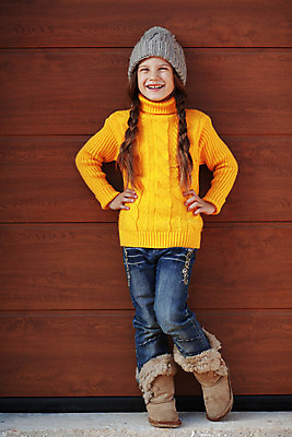포토 JPG 해외이미지 전신 모델 모자 라이프스타일 옷 계절 행복 얼굴 어린이 포즈 백그라운드 신발 겨울 거리 부츠 따뜻함 한명 미소 사람 목재 컬러풀 노란색 유행 줄무늬 기쁨 추위 가을 청바지 작음 스웨터 니트 긍정 스타일 해외202004 해외포토 나무 1 잡화 감정 컬러 컨셉 상의 무늬 재료 바지 표정 생활 신체부위 크기 파일형식