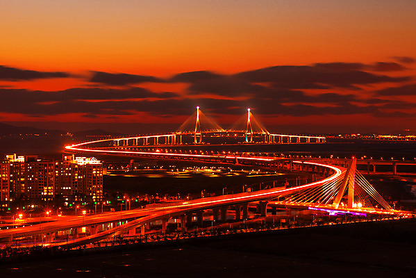포토 JPG 해외이미지 디자인 외관 아시아 건축양식 하늘 거리 프레임 서울 한국 사람없음 야외 물 파란색 빛 강 도시풍경 반사 항구 황혼 새벽 도시 야간 연결 큼 아치 장면 동쪽 남쪽 빛망울 철강 해외202004 해외포토 자연요소 건축 나라 컬러 교통시설 풍경 일몰 크기 방향 파일형식