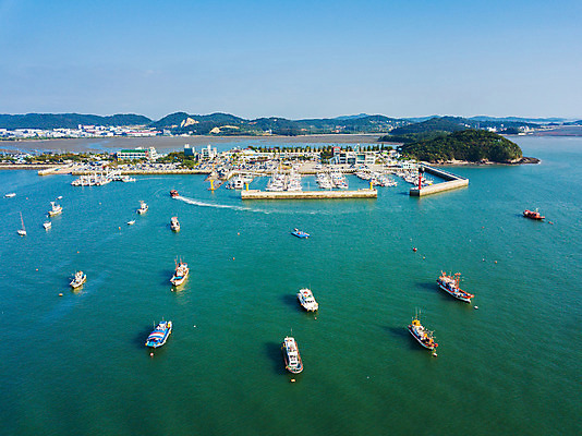 포토 JPG 해외이미지 계절 아시아 바다 섬 여행 백그라운드 패턴 자연 하늘 한국 안테나 사람 동양인 풍경 사람없음 야외 건물 물 여름 파란색 빛 컬러풀 갈색 우주 항구 도시 보트 각도 남쪽 모터 많음 해외202004 해외포토 자연요소 건축물 나라 컬러 컨셉 무늬 배_교통 통신 교통시설 인종 방향 생태계 파일형식
