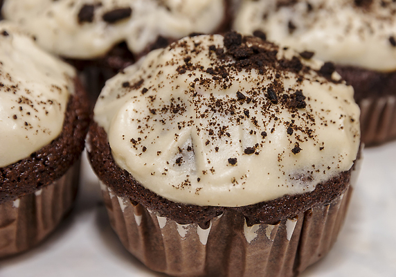 포토 JPG 해외이미지 커피 음식 빵 백그라운드 다이어트 탁자 디저트 주택 건강 사람없음 목재 컵 갈색 케이크 초콜릿 식사 저녁식사 어둠 빵집 흰색 신선 닫기 차 달콤 맛 아침식사 설탕 컵케이크 굽기 크림 머핀 칼로리 코코아 바닐라 카카오 페스츄리 해로움 핸드메이드 맛있는 해외202310 해외포토 나무 식기 음료 컬러 가구 컨셉 재료 모션 건물 상점 구이 파일형식