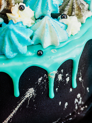 포토 JPG 해외이미지 행복 음식 백그라운드 기념 발렌타인데이 선물 이벤트 사람없음 장식 파란색 파티 유행 과자 케이크 초콜릿 요리사 검은색 낭만 젖음 소용돌이 흰색 축하 생일 화려 우아함 달콤 컵케이크 뿌리기 준비 회전 만들기 꽃가루 머핀 버터 충동구매 고립 머랭 반투명 제빵사 프로스팅 버터크림 해외202310 해외포토 직업 기념일 감정 빵 컬러 컨셉 모션 데이이벤트 디저트 쇼핑 회오리 맛 가루 크림 제빵 과소비 파일형식