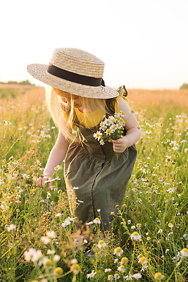 포토 JPG 해외이미지 식물 모자 꽃 행복 야생동물 어린이 꽃다발 밭 자연 건강 한명 사람 뒷모습 초록색 여름 금발 햇빛 뷰티 노란색 환경 봄 산책 기쁨 육아 자유 아기 허브 데이지 내추럴 알레르기 걸음마 캐모마일 해외202310 해외포토 동물 1 헤어스타일 잡화 계절 감정 뷰포인트 컬러 컨셉 농업 모션 휴식 태양 질병 생태계 파일형식