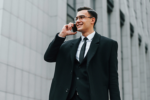 포토 JPG 해외이미지 남자 안경 한명 들기 정장 상반신 성인 옆모습 스마트폰 도시 직장인 비즈니스맨 스마트 성인남자한명만 해외포토 직업 1 잡화 옷 뷰포인트 컨셉 비즈니스 모션 사람 핸드폰 스마트기기 남자한명만 성인남자만 파일형식