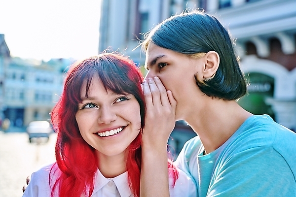 포토 JPG 해외이미지 여자 상반신 성인 두명 옆모습 비밀 귓속말 성인여자만 해외202310 해외포토 뷰포인트 컨셉 사람 여자만 성인만 파일형식