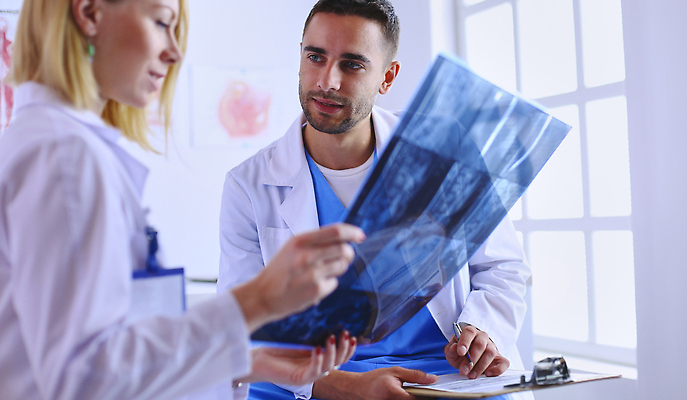 포토 JPG 해외이미지 백인 직업 여자 남자 얼굴 컨셉 유니폼 통신 청진기 건강 병원 대화 사람 앉기 성인 두명 치료 사무실 뷰티 약 시험 환자 의사 흰색 표현 업무 도움 플라스틱 미용사 컨설턴트 만들기 방문 외과 테라피 돌봄 조언 헬프 해외202310 해외포토 서양인 옷 교육 컬러 비즈니스 의학 의료기기 모션 재질 말하기 신체부위 의료진 작업 전문직 상담 파일형식