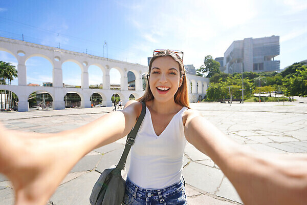 포토 JPG 해외이미지 행복 여행 휴가 한명 미소 풍경 여름 강 도시풍경 뷰티 성당 여행객 걷기 흰색 도시 남아메리카 셀프카메라 전차 지역 방문 브라질 이웃 구시가지 랜드마크 리우데자네이루 삼바 선로 수도교 브라질사람 해외202310 해외포토 1 계절 감정 육상교통 컬러 종교건축 모션 대중교통 표정 아메리카 사람 사진촬영 다리_건축물 파일형식