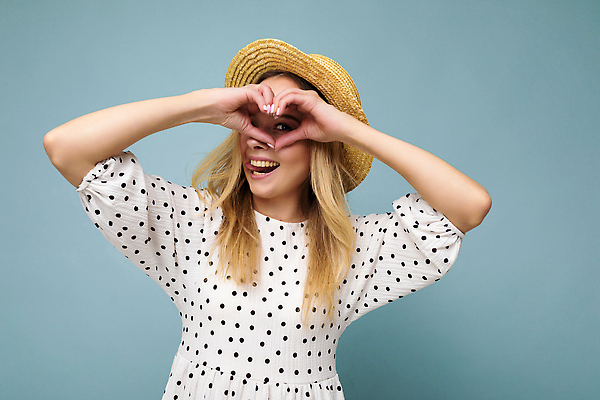 포토 JPG 해외이미지 모양 모자 드레스 여자 행복 감정 백그라운드 사랑 한명 미소 사람 여름 파란색 금발 뷰티 공백 기쁨 심볼 사인 긍정 밀짚 고립 스타일 카피스페이스 해외202310 해외포토 1 헤어스타일 잡화 옷 계절 컬러 컨셉 표정 짚 파일형식