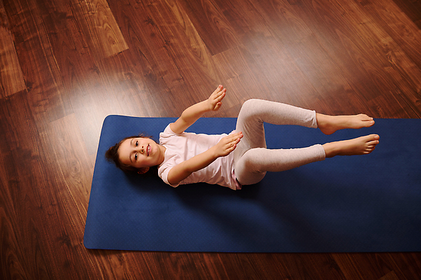 포토 JPG 해외이미지 백인 교육 행복 유럽 어린이 스포츠 포즈 컨셉 휴식 건강 한명 사람 소녀 인테리어 뷰티 평화 스트레칭 화목 힘 기쁨 에너지 호흡 유연 연습 체육관 체조 복근 아사나자세 자극 해외202310 해외포토 서양인 1 디자인 여자 감정 나라 근육 운동 요가자세 파일형식