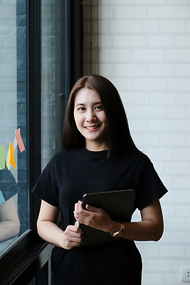 포토 JPG 해외이미지 백인 직업 1 학생 여자 행복 생각 인터넷 비즈니스 사업가 통신 아이디어 직장 실내 창조 한명 미소 사람 옆모습 컴퓨터 사무실 카페 타이핑 업무 작업 비즈니스우먼 사이버 무선전화기 스마트 책상 경영자 바쁨 온라인 경영 지능 유일 해외202310 해외포토 서양인 감정 뷰포인트 가구 컨셉 회사 표정 내부 전자제품 상점 직장인 전화기 리더 파일형식