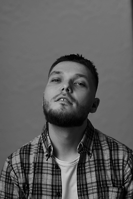 포토 JPG 해외이미지 모델 1 라이프스타일 헤어스타일 응시 남자 얼굴 포즈 백그라운드 비즈니스 수염 실내 한명 사람 성인 뷰티 유행 검은색 흰색 표현 자신감 닫기 시원함 몸단장 돌봄 심각 스타일 힙스터 표현성 해외202310 해외포토 시선 패션 감정 컬러 컨셉 모션 내부 생활 신체부위 파일형식