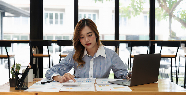 포토 JPG 해외이미지 손 종이 백그라운드 컨셉 돈 비즈니스 통계 그래프 한명 사람 금융 경제 노트북 컴퓨터 사무실 숫자 펜 계산기 정보 업무 비즈니스맨 계산 계획 주식 책상 분석 보고서 문서 투자 이익 회계 경영 계좌 마케팅 세금 수입 예산 회계사 비용 해외202310 해외포토 직업 문자 1 남자 가구 문구용품 신체부위 전자제품 필기구 장비 작업 직장인 재산 파일형식