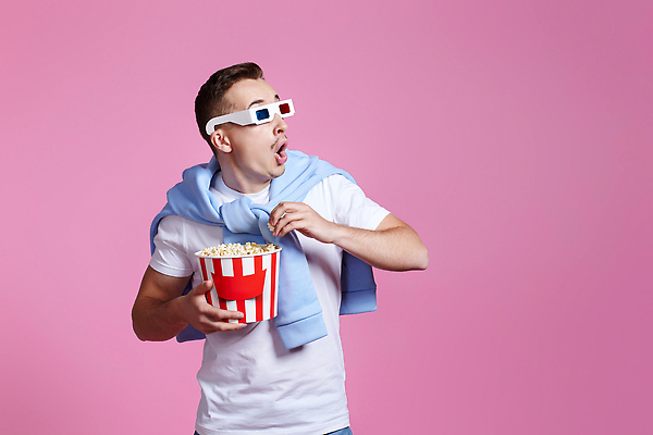 포토 JPG 해외이미지 남자 행복 한명 들기 상반신 성인 앞모습 보라색 놀람 영화 팝콘 3D안경 성인남자한명만 해외202310 해외포토 1 감정 안경 뷰포인트 컬러 모션 문화예술 표정 사람 남자한명만 성인남자만 파일형식